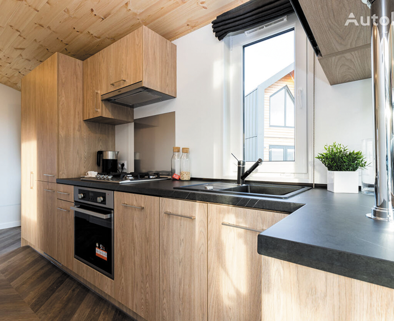 Alojamiento anexo con jardín, casa móvil, casa modular - caravana estática sin muebles.