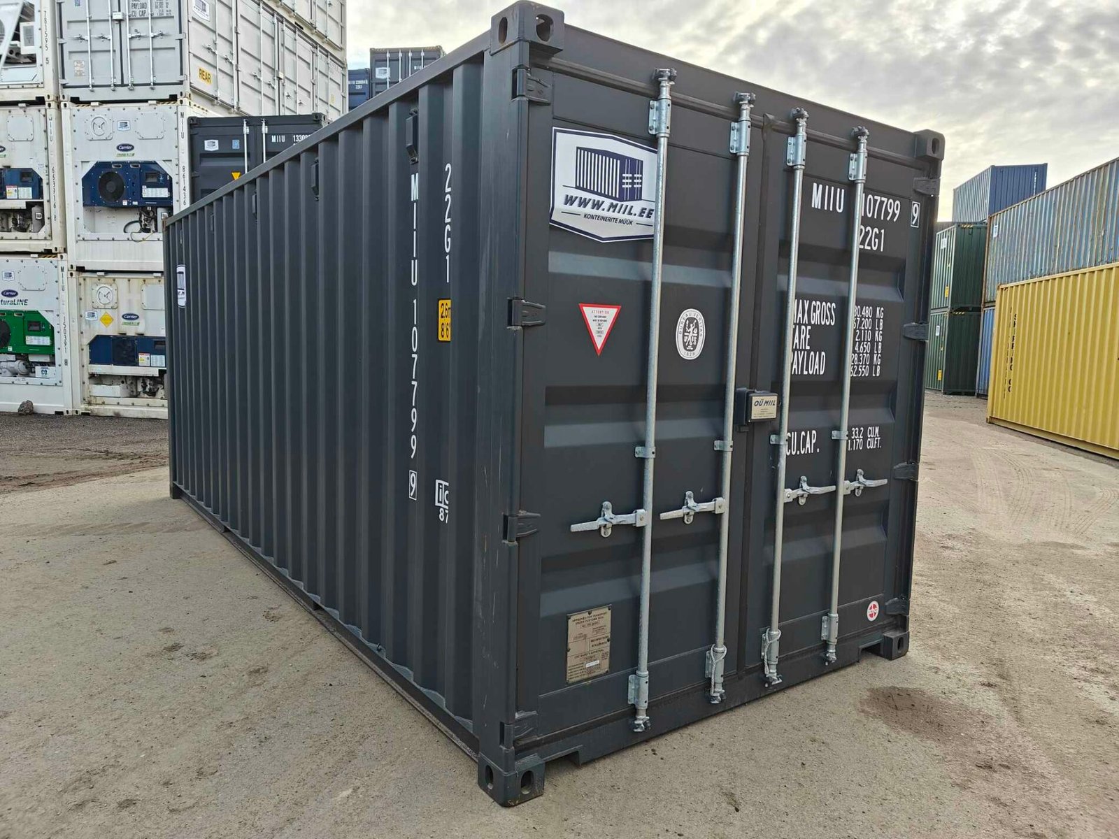 Contenedor de envío gris de 20 pies usado