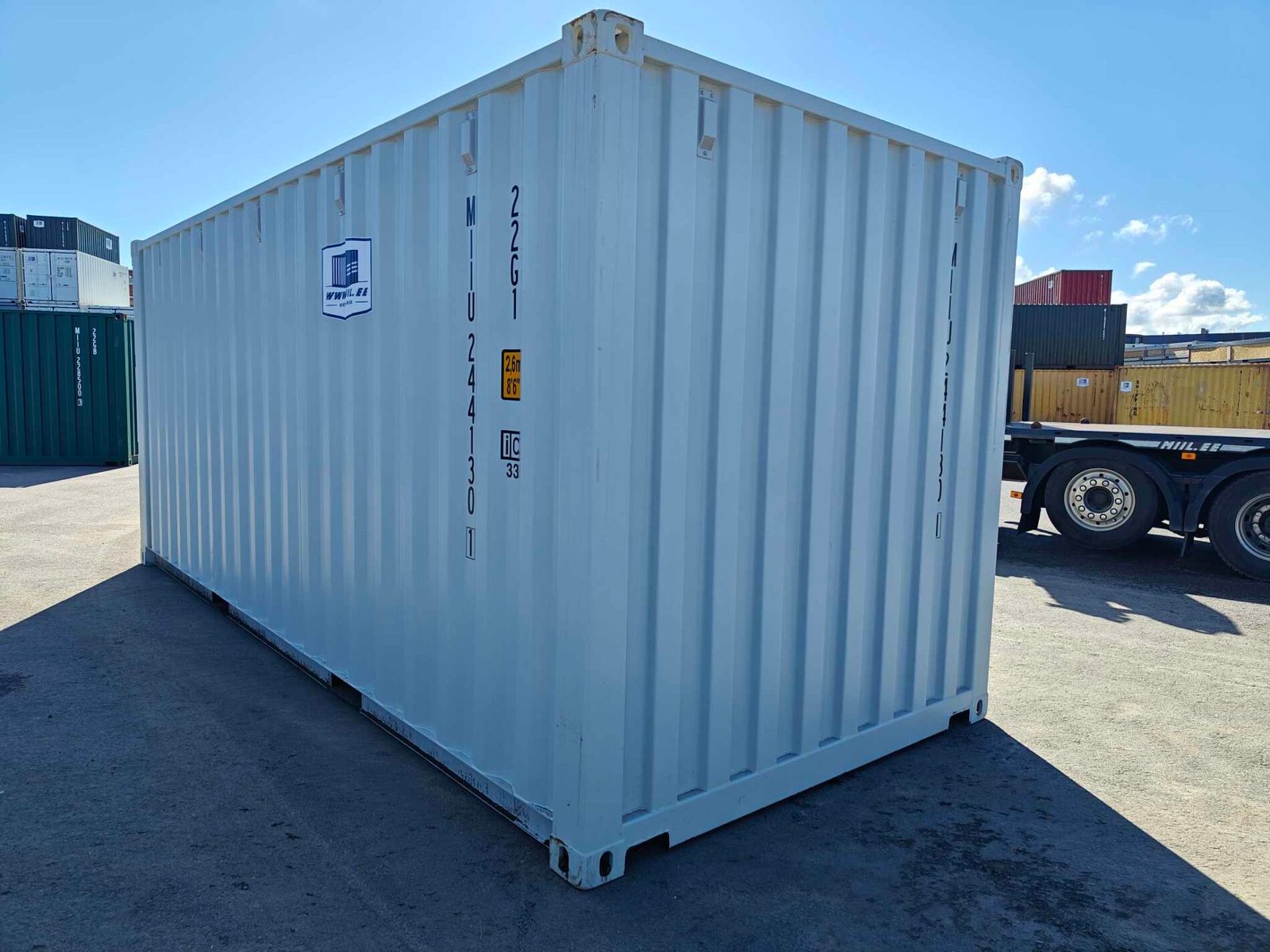 Contenedor de envío blanco de 20 pies usado